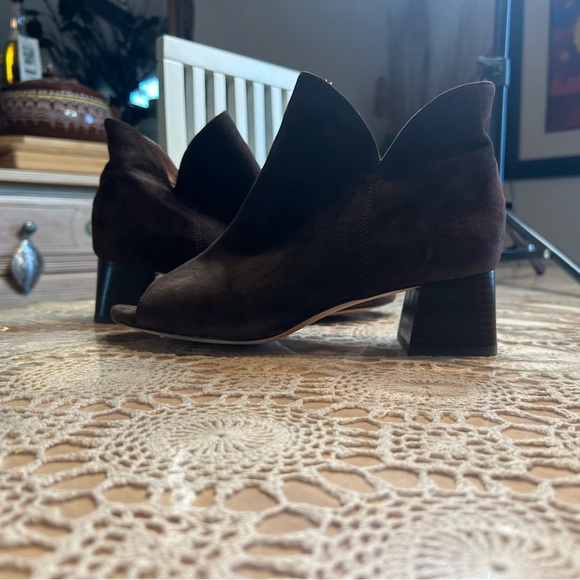 Taryn Rose Brown Suede Leather Open Toes Fleet Ankle Booties, Size 9.5 - Picture 2 of 16